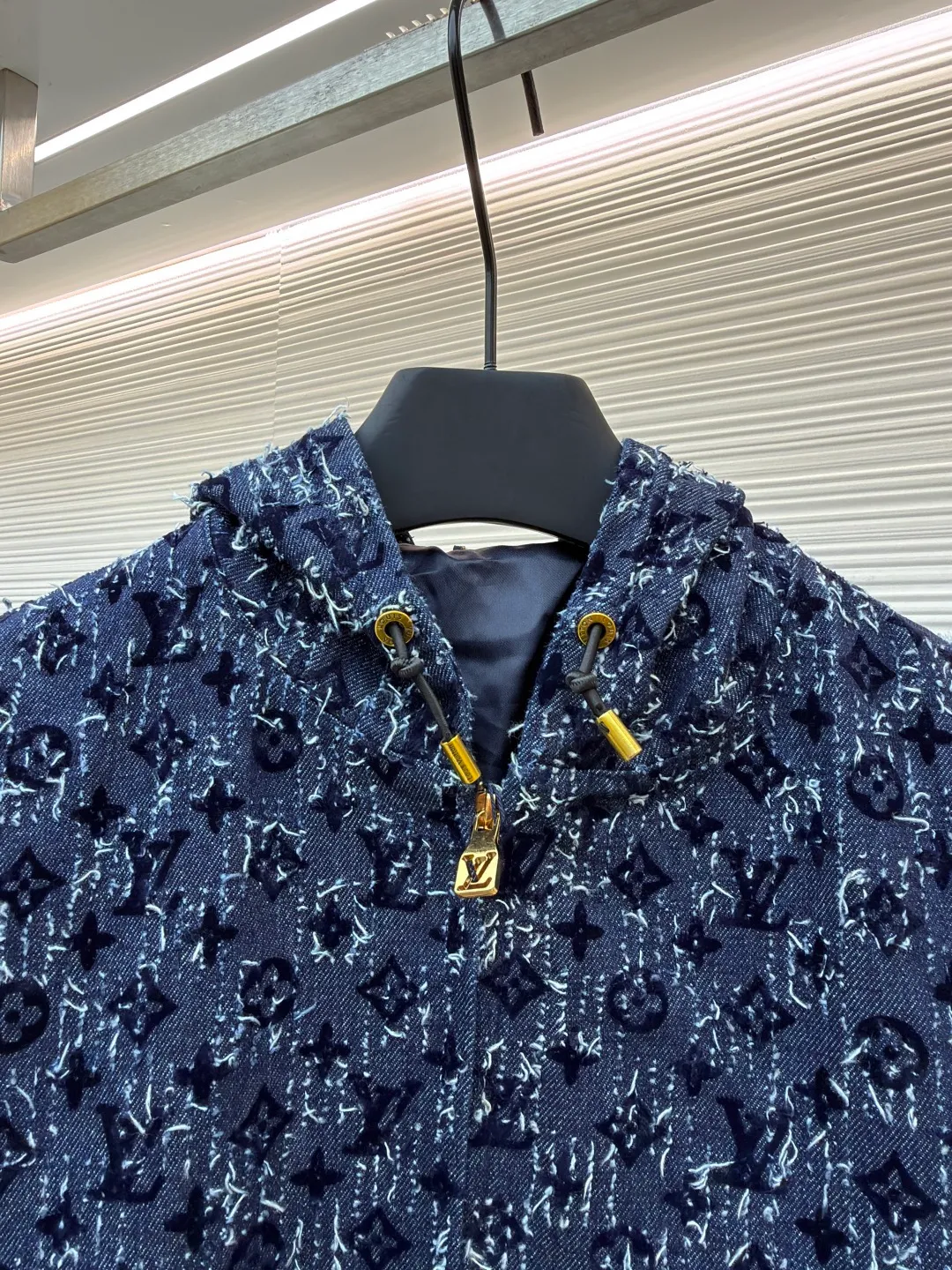 LOUIS VUITTON hooded denim jacket with velvet print ●Original version: Purchased and developed for 31500 ●Item number: 1681055-C55 ●Fabric: Retro siro jacquard exposed gauze fabric ●Technology: Heavy jacquard tassel production ●Version: Fitted version ●Weight: about 1255 grams ●Size: 46-48-50-52 ●Description: Vintage siro jacquard exposed gauze fabric, which is washed and polished with sand and gravel to form an aged texture, with an overly natural color. Heavy jacquard fringe craftsmanship creates the ultimate artistic sense. You can see how complicated the craftsmanship is when you look at the real thing. The hem leather tag has an iron mold pattern in the opposite color, and is made of genuine first-layer cowhide suede, which distinguishes it from the vague versions on the market. The lacquered copper bright lettering is clear and delicate, environmentally friendly, fixed and spray-dyed. The inner sewing barrel is threaded and hemmed. The workmanship is fine and perfectly restored. It instantly beats all versions on the market. The overall wiring is straight and delicate, the fabric is comfortable and soft, and the color is consistent without color difference. It can be matched with the same style to create a fashionable look and control various occasions. Customized accessories, complete with three standards, same style for men and women!